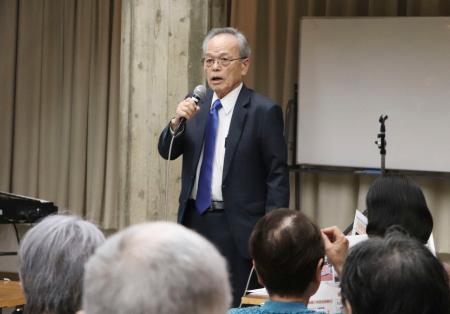 <p>　核拡散防止条約再検討会議の報告会で話す被団協代表理事の松浦秀人さん＝３０日午後、松山市</p>