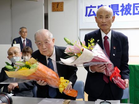 <p>　広島県被団協の６代目理事長に就任した原田浩さん（左）と、退任した箕牧智之さん＝３０日午後、広島市中区</p>