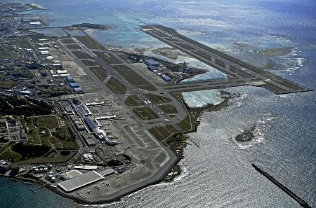 <p>　那覇空港。右端は第２滑走路＝２０２２年</p>