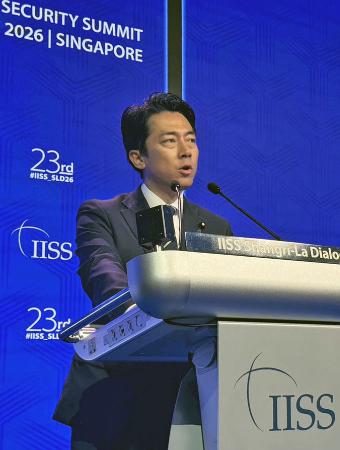 <p>　アジア安全保障会議で演説する小泉防衛相＝３１日、シンガポール（共同）</p>