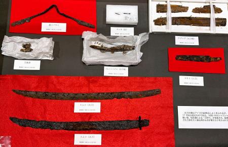 <p>　刀などアイヌ民族の副葬品（浦幌町立博物館提供）</p>