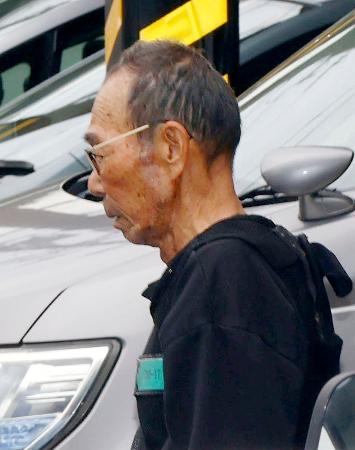 <p>　送検のため、名古屋・南署を出る酒井照也容疑者＝３１日午前９時４分</p>