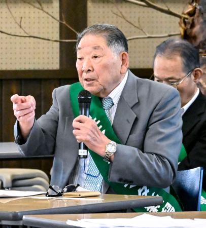 <p>　環境省との懇談会で意見を述べる阿賀野患者会の皆川栄一副会長＝３１日午後、新潟市</p>