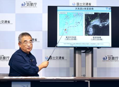 　記者会見する気象庁の担当者＝３１日午後、気象庁