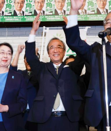 <p>　新潟県知事選で３選を確実にし、万歳する花角英世氏＝３１日夜、新潟市</p>
