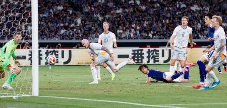 <p>　日本―アイスランド　後半、決勝ゴールを決める小川（左から４人目）＝ＭＵＦＧスタジアム</p>