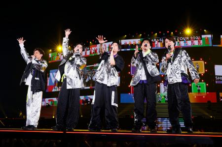 <p>　最終公演のステージで歌う嵐のメンバー＝３１日午後、東京都文京区の東京ドーム</p>