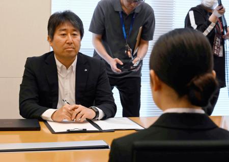 <p>　２０２７年春に卒業を予定する大学生らの就職活動が解禁日を迎え、対面で面接を受ける学生（手前）＝１日午前、東京都千代田区の第一生命保険</p>
