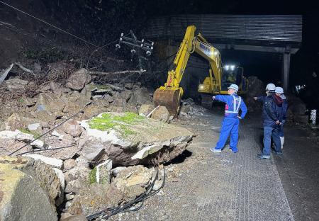<p>　能登半島地震で行われた「道路啓開」の作業＝２０２４年１月、石川県輪島市（国交省提供）</p>