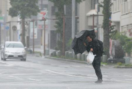 <p>　台風６号の影響で風雨が強まる鹿児島市内を歩く男性。３日にかけて西日本から東日本の太平洋側に近づく恐れがある＝２日午前</p>