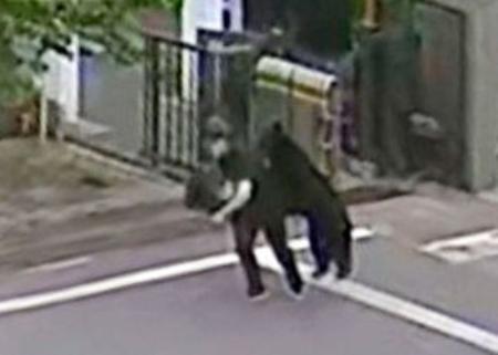 <p>　福島製鋼の敷地内で従業員を襲うクマ＝２日午前、福島市（同社提供）</p>