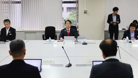 <p>　名古屋市で開かれた愛知県の防災会議。奥中央は大村秀章知事＝２日午後</p>