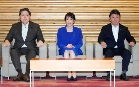 <p>　臨時閣議に臨む高市首相ら。左は林総務相、右は茂木外相＝３日午前、首相官邸</p>