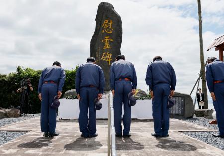 <p>　雲仙・普賢岳の大火砕流から３５年となり、消防殉職者慰霊碑に献花し黙とうする消防団員＝３日午前、長崎県島原市</p>