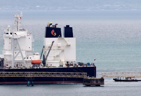 <p>　ＥＮＥＯＳ喜入基地付近に到着した原油タンカー「エネオスエンデバー」＝３日午後、鹿児島市</p>