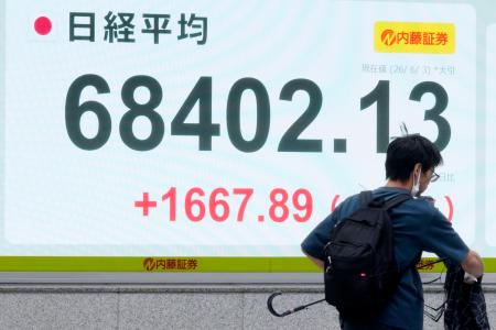<p>　終値が初めて６万８０００円台となった日経平均株価を示すモニター＝３日午後、東京都中央区</p>
