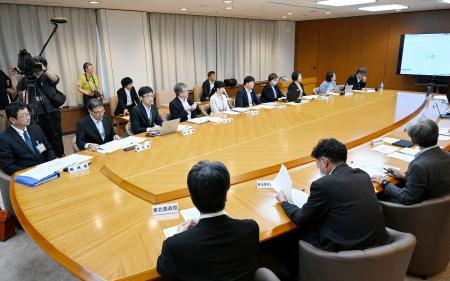 <p>　相次ぐクマ被害を受け東北６県、新潟県、国の出先機関が開いた連絡会議＝３日午後、宮城県庁</p>