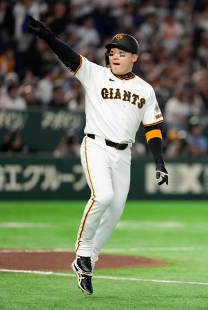 　８回、代打で逆転満塁本塁打を放ち、ポーズをとる巨人・丸＝東京ドーム