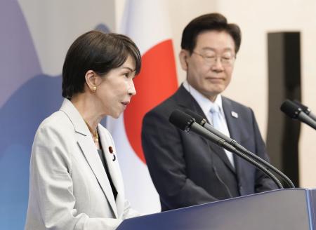<p>　首脳会談後、記者会見する高市首相（左）と韓国の李在明大統領＝５月、韓国・安東（共同）</p>