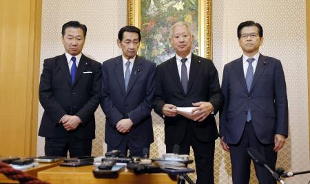 <p>　皇族数確保策の「立法府の総意」案を取りまとめた後、記者団の取材に応じる（左から）福山参院副議長、関口参院議長、森衆院議長、石井衆院副議長＝５日、衆院議長公邸</p>