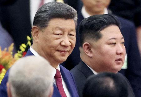 <p>　２０２５年９月、レセプションに臨む中国の習近平国家主席（左）と北朝鮮の金正恩朝鮮労働党総書記＝北京の人民大会堂（ロイター＝共同）</p>