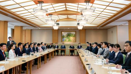 <p>　皇族数確保策に関する「立法府の総意」案を各党派に示すため、衆参両院が開いた全体会議＝８日午後、衆院議長公邸</p>