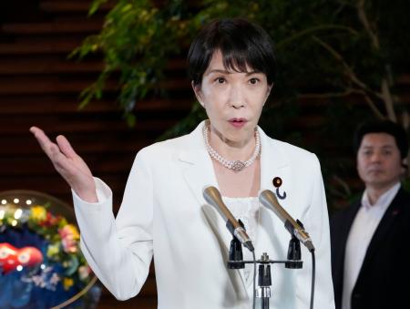 <p>　自民党総裁選での中傷動画作成疑惑に関し、記者団の取材に応じる高市首相＝８日午後、首相官邸</p>