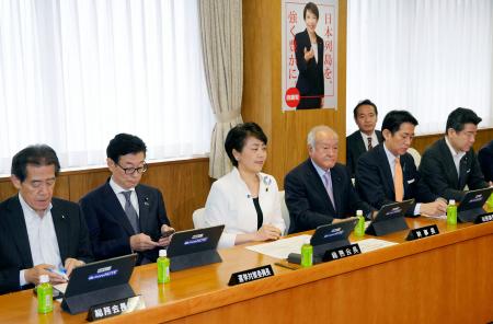 <p>　自民党総務会に臨む有村総務会長（左から３人目）ら。国家安全保障戦略など安保関連３文書の改定に向けた政府への提言案を了承した＝９日午前、東京・永田町の党本部</p>