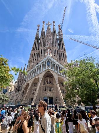 <p>　観光客でごった返すサグラダ・ファミリア教会＝６日、スペイン・バルセロナ（共同）</p>
