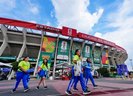 <p>　サッカーＷ杯北中米３カ国大会の開幕戦を控えるメキシコシティー競技場＝１０日、メキシコ市（共同）</p>