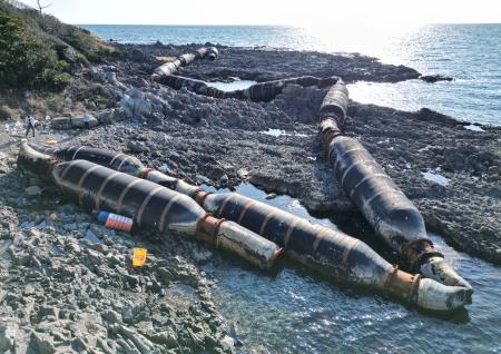 <p>　石川県志賀町の海岸に漂着した鉄製の巨大なホース＝２月２０日（石川県提供）</p>