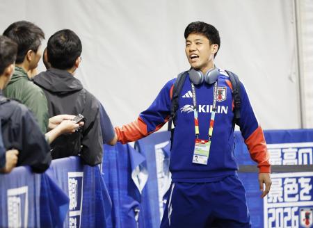 <p>　１０日、サッカーＷ杯北中米３カ国大会１次リーグのオランダ戦に向けた練習を終え、引き揚げる遠藤航＝ナッシュビル近郊（共同）</p>