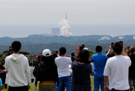 <p>　大勢の人が見守る中、鹿児島県の種子島宇宙センターから打ち上げられるＨ３ロケット６号機＝１２日午前９時５４分</p>