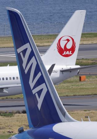 <p>　全日空と日航のロゴ</p>