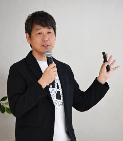 <p>　事業説明会で話す、みんなの銀行の永吉健一頭取＝１２日午前、東京都中央区（同行提供）</p>