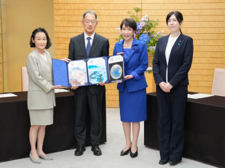 <p>　日本学術会議の光石衛会長（中央左）らと記念写真に納まる高市首相（同右）＝１２日午後、首相官邸</p>