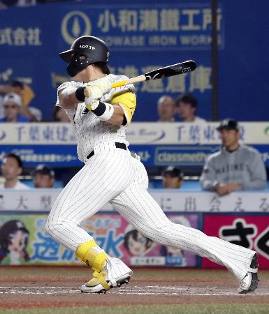 <p>　９回ロッテ２死二、三塁、山本が右前にサヨナラ打を放つ＝ＺＯＺＯマリン</p>