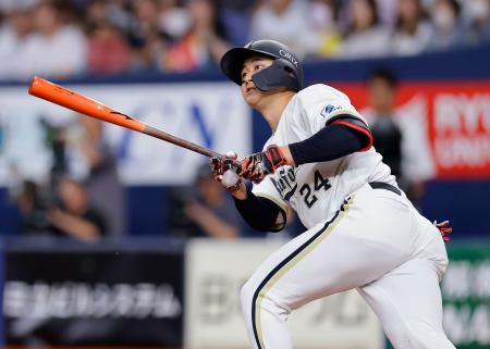 <p>　１回オリックス１死、紅林が左越えに２者連続の本塁打を放つ＝京セラドーム</p>