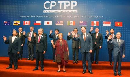 <p>２０１８年３月、ＴＰＰ署名式を前に写真撮影に応じる各国閣僚。後列右から４人目は茂木経済再生相（当時）＝チリ・サンティアゴ（共同）</p>