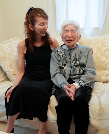 <p>　硫黄島で戦死した市丸利之助さんの娘志村俊子さん（右）と孫高子さん＝８日、東京都世田谷区</p>
