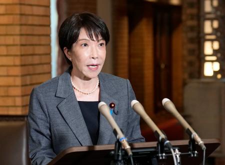 <p>　英国、イタリア訪問とＧ７サミット出席を前に記者団の取材に応じる高市首相＝１３日午後、首相公邸</p>