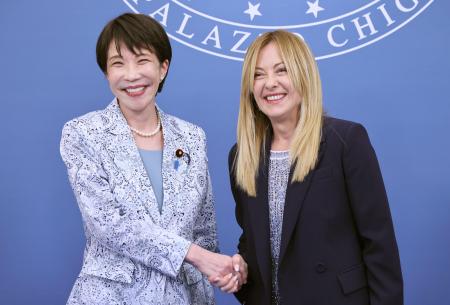 <p>　共同記者発表で握手を交わす高市首相（左）とイタリアのメローニ首相＝１５日、ローマ（代表撮影・共同）</p>