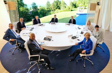 <p>　Ｇ７サミットが開幕し、夕食会に臨む（右端から時計回りに）高市首相、ＥＵのフォンデアライエン欧州委員長、ＥＵのコスタ大統領、ドイツのメルツ首相、スターマー英首相、トランプ米大統領、フランスのマクロン大統領、カナダのカーニー首相、イタリアのメローニ首相＝１５日、フランス東部エビアン（共同）</p>