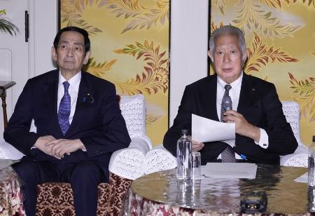 <p>　森英介衆院議長（右）と関口昌一参院議長＝１０日、国会</p>