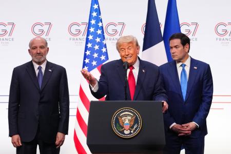 <p>　Ｇ７サミットの閉幕後、記者会見するトランプ米大統領（中央）＝１７日、フランス東部エビアン（ＡＰ＝共同）</p>