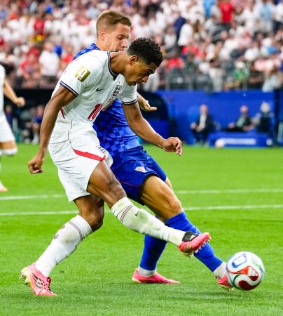 <p>　イングランド―クロアチア　後半、チーム３点目のゴールを決めるイングランドのベリンガム（手前）＝ダラス（共同）</p>