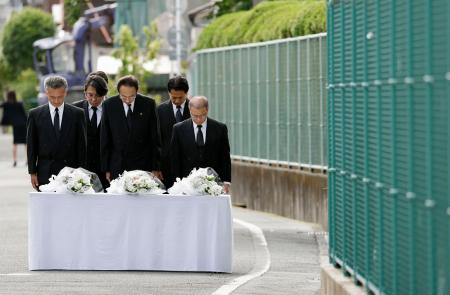 <p>　大阪府北部地震から８年、高槻市立寿栄小前で黙とうする浜田剛史市長（前列中央）ら＝１８日午前</p>