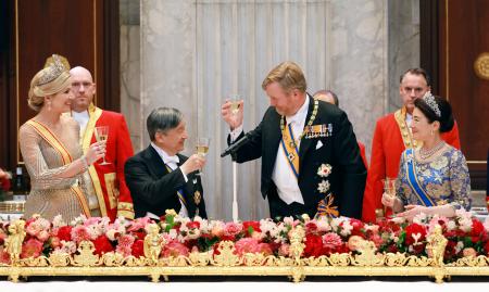 <p>　晩さん会でウィレムアレクサンダー国王夫妻と乾杯される天皇、皇后両陛下＝１７日、アムステルダム（代表撮影・共同）</p>