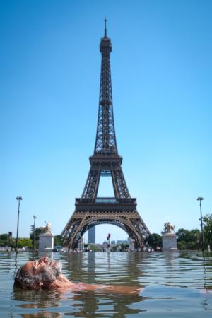 <p>　２４日、パリのエッフェル塔前のトロカデロ庭園の噴水で涼む男性（ゲッティ＝共同）</p>