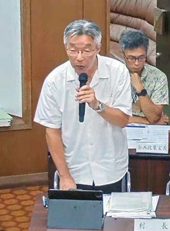 <p>　東京都小笠原村議会の総務委員会で答弁する渋谷正昭村長＝２５日午前（議会の中継映像から）</p>